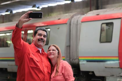 El presidente de Venezuela, Nicolás Maduro, se toma una selfie junto a su esposa, Cilia Flores, cuando llegan a un mitin con trabajadores del sector del transporte en Caracas, en enero de 2018
