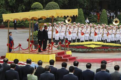 El presidente vietnamita To Lam, en el centro a la derecha, y su homólogo ruso Vladimir Putin, en el centro a la izquierda, pasan revista a la guardia de honor en el Palacio Presidencial de Hanoi, Vietnam, el jueves 20 de junio de 2024. (AP Photo/Minh Hoang)