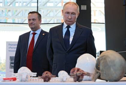 El presidente Vladimir Putin, en la Escuela Técnica Novgorod en Veliky Novgorod. (Gavriil GRIGOROV / SPUTNIK / AFP)