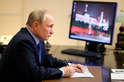 El presidente Vladimir Putin, en la residencia Novo-Ogaryovo, cerca de Moscú. (Mikhail Metzel, Sputnik, Kremlin Pool Photo via AP)