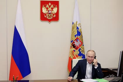 El presidente Vladimir Putin, en su oficina en el Kremlin. (MIKHAIL KLIMENTYEV / SPUTNIK / AFP)