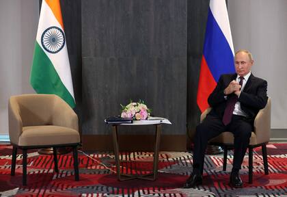 El presidente Vladimir Putin, en una cumbre en Uzbekistán, a la espera del premir indio, Narendra Modi. (Sergei BOBYLYOV / SPUTNIK / AFP)