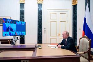 El presidente Vladimir Putin encabezando una reunión del Consejo de Seguridad por videoconferencia en Moscú el viernes