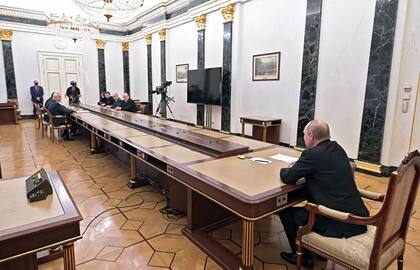 El presidente Vladimir Putin guarda distancia durante una reunión con sus asesores en febrero de 2022.