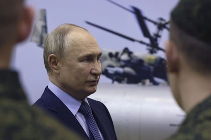 El presidente Vladimir Putin habla con pilotos militares en Torzhok. (Mikhail Metzel, Sputnik, Kremlin Pool Photo via AP)