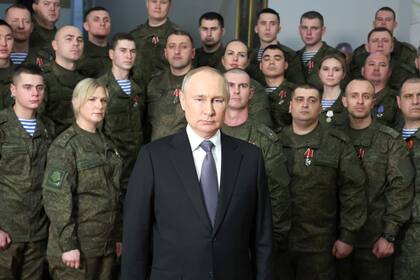 El presidente Vladimir Putin, junto a personal de las fuerzas armadas rusas