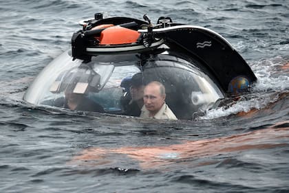 El presidente Vladimir Putin se sumergió en el Mar Negro para ver los restos de un antiguo barco mercante hundido que se encontró a finales de mayo de 2015