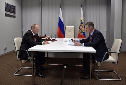 El presidente Vladimir Putin y Dimitri Kozak, jefe adjunto de la administración presidencial. Fuente: @KremlinRussia_E