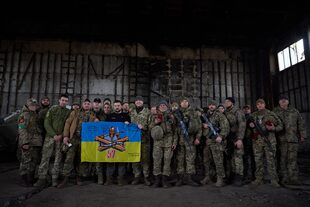 El presidente Volodimir Zelensky visitó posiciones militares cerca de la ciudad de Bakhmut, en primera línea del frente en el este de Ucrania, escenario de la batalla más larga y sangrienta desde la invasión rusa.
