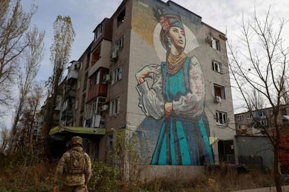 El presidente Volodymyr Zelensky atribuyó la caída de la ciudad de Avdíivka, en el este de Ucrania, a la falta de armas de largo alcance. Foto de noviembre.