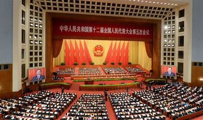 El presidente Xi Jinping y otros delegados escuchan el informe del primer ministro Li Keqiang, en la apertura de sesiones del Congreso Nacional del Pueblo