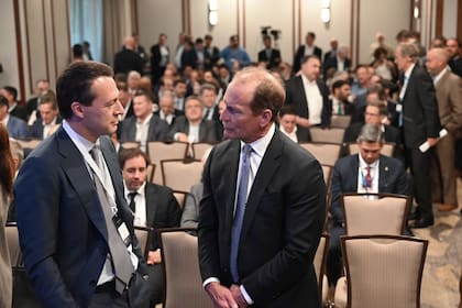 El presidente y CEO de Compañía General de Combustibles (CGC), Hugo Eurnekian, junto al presidente y CEO de Continental, Doug Lawler, en Houston.