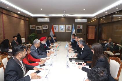 El presidente y CEO de YPF, Horacio Marín, durante la firma del acuerdo en la ciudad de Nueva Delhi, India, con el ministro de Petróleo y Gas Natural, Hardeep Sinh Puri; el secretario de Petróleo y Gas, Pankaj Jain; el director ejecutivo de desarrollo de negocios de OIL, Ranjan Goswami; el director ejecutivo de LNG de GAIL, Satyabarata Bairagi, y el vicepresidente de desarrollo de negocios de OVL, Swati Sathe