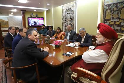 El presidente y CEO de YPF, Horacio Marín; el vicepresidente de Gas y Energía, Santiago Martínez Tanoira, y el embajador argentino en India, Mariano Caucino, junto con Hardeep Singh Puri, ministro de Petróleo y Gas de India