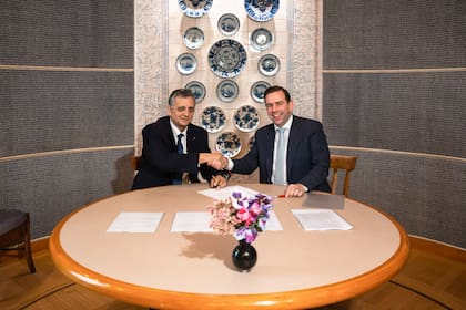 El presidente y CEO de YPF, Horacio Marin, y el vicepresidente Ejecutivo de GNL de Shell, Cederic Cremers, firmaron en diciembre un acuerdo para el desarrollo de Argentina LNG en La Haya, Países Bajos