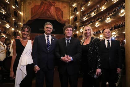 El presidente y el nuevo jefe de Gobierno porteño, junto al director general del Teatro Colón