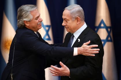 El presidente Alberto Fernández junto al el primer ministro israelí, Benjamin Netanyahu