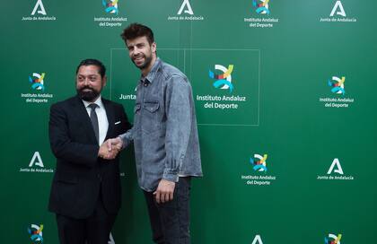 El presidente y fundador de Kosmos, Gerard Piqué junto al secretario general para el Deporte de la Junta de Andalucía, José María Arrabal, con motivo del acuerdo para que Málaga sea sede de las finales de este año