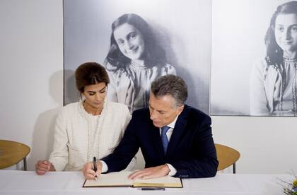 El Presidente y su esposa, durante la visita al museo Ana Frank, en la capital holandesa