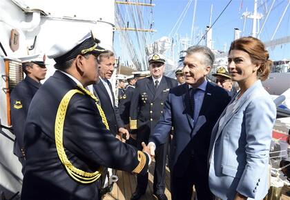 El Presidente y su esposa, Juliana Awada, saludaron a las autoridades de la Armada y a la tripulación
