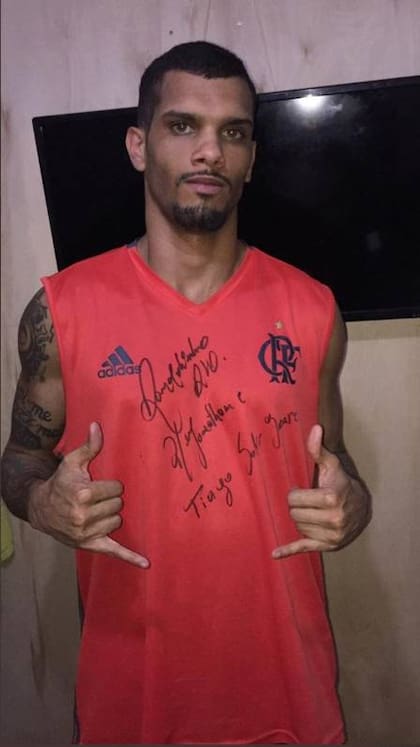 El preso fanático de Flamengo al que Ronaldinho le firmó la camiseta. Fuente: Twitter.