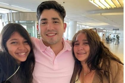 El preso político Kevin Solís, reunido con su familia tras dejar la cárcel en 2023