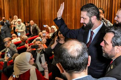 El pressdiente interino de Siria, Ahmed al-Sharaa, visita un centro de votación en Damasco, la capital de Siria LOUAI BESHARA/AFP