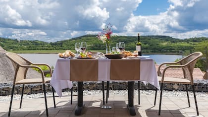 El prestigio del premio es tal que favorece el turismo y atrae inversiones en aquellos países a los que distingue con su presencia.