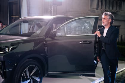 El prestigioso actor Leo Sbaraglia fue uno de los primeros en llegar a la presentación de la automotriz china Changan.