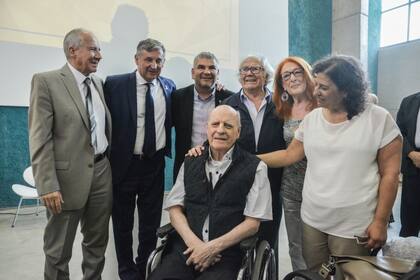 El prestigioso ilustrador, junto a las autoridades de la UNCuyo, además de colegas, amigos y el premio Nobel, Adolfo Pérez Esquivel.