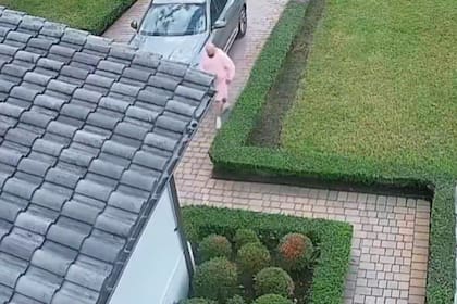 El presunto ladrón fue captado por las cámaras de seguridad de la casa en Florida