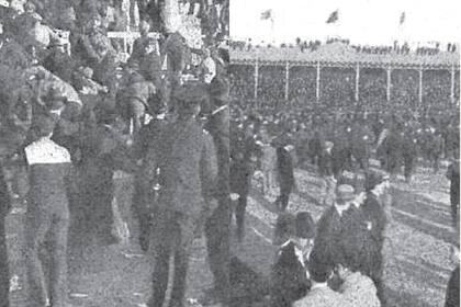 Izquierda: los fanáticos de cuelan para ver Argentina-Uruguay. Derecha: la invasión del campo de juego