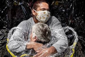 World Press Photo 2021: una anciana abrazando a una enfermera, la mejor imagen de 2021