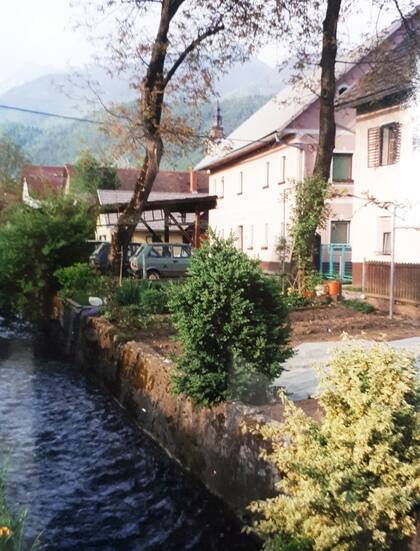 El primer año vivieron en un departamento de la localidad de Kranj que les prestó la familia. Luego se mudaron a una casa en Cerklje na Gorenjskem, de la cual ocupaban una planta: "En las noches de primavera y verano, durmiendo con las ventanas abiertas, podíamos escuchar el arroyo en su correr sonoro y cantarín".