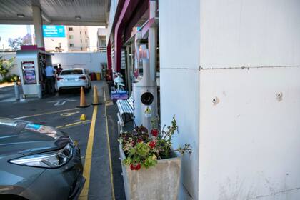 El primer ataque fue en una estación de servicio Axion