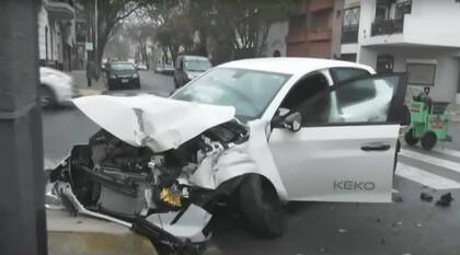 El primer auto con el que chocó el colectivo