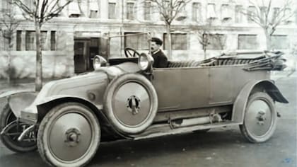 El primer auto que portó los neumáticos