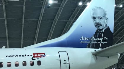El primer avión que Norwegian inscribe en el país lleva la efigie de Astor Piazzola en la cola