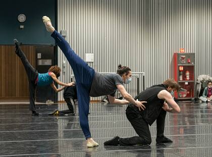 El primer bailarín Federico Fernández ensaya un dúo con David Gómez