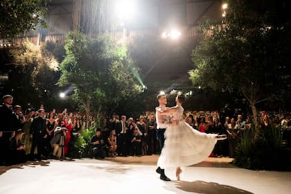 El primer baile de la velada, el Vals de las Flores, estuvo a cargo de Cata Jasienovicz y Mariano Lopez Pujato, bailarines del Teatro Colón.