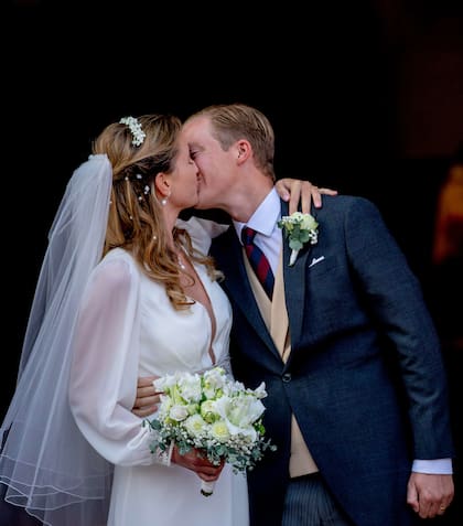 El primer beso como marido y mujer fue celebrado con un fuerte aplauso por todos los presentes.
