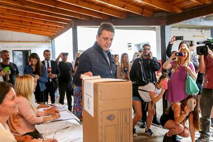 El primer candidato a diputado del Frente de Todos por la provincia, Sergio Massa, expresó hoy su deseo de que los argentinos hagan "valer en las urnas lo que sentimos en el corazón"