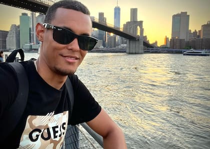 El primer contacto de Alfy Tavarez con EE.UU. ocurrió en 2006, cuando trabajó por cuatro meses en Hersheypark