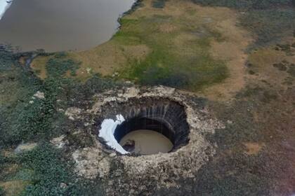 El primer cráter registrado en 2014 en Siberia, fotografiado en 2015 (Ruslan Amanzhurov/Nature)