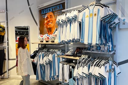 El primer desafío que enfrentan las marcas es adaptar sus estrategias mundialistas a un contexto de consumo frenado