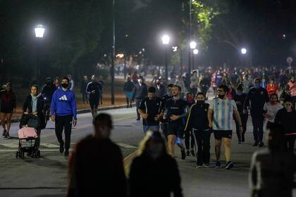 El primer día de la autorización algunos espacios públicos se vieron abarrotados de gente, como El Rosedal, de Palermo