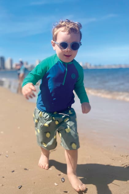 El primer día de playa fue en Bikini, frente al departamento donde paraban, pero después se decidieron por La Mansa, porque el mar es más tranquilo.