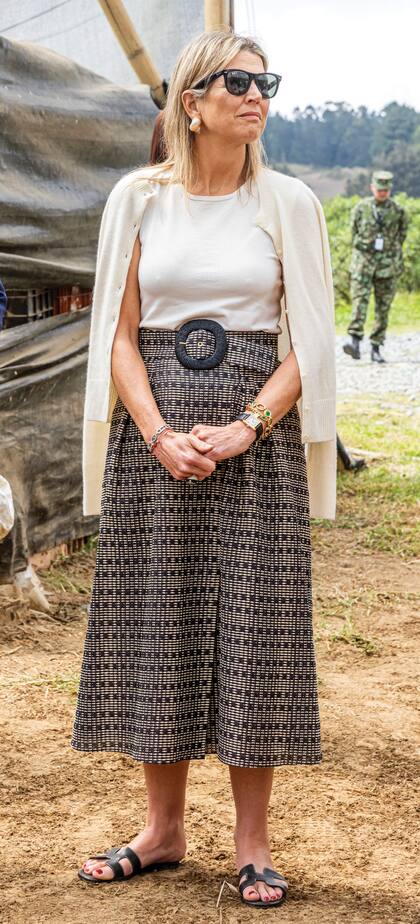 El primer día de sus actividades en Medellín, la Reina estrenó unas sandalias de cuero Hermès (modelo Oran) que acompañó con una falda de Natan confeccionada en jacquard rústico, remera y saco tejido, que llevó sobre los hombros, pendientes de Seaman Schepps y lentes de sol Ray Ban.