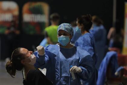 El primer día del 2022 hubo más de 20.000 contagios (Foto: Hernán Zenteno - LA NACION)