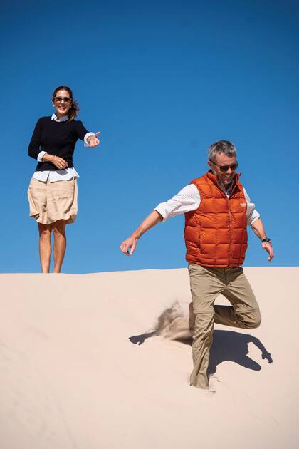 El primer día del viaje, en Frederikshavn, Federico y Mary se divirtieron en las dunas de Råbjerg Mile, cuyo paisaje muta radicalmente cuando soplan los vientos fuertes del mar del Norte